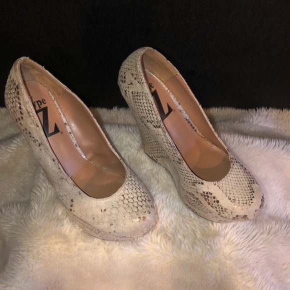 Metallic/Lt Tan Snake print platform loafers - Picture 3 of 5
